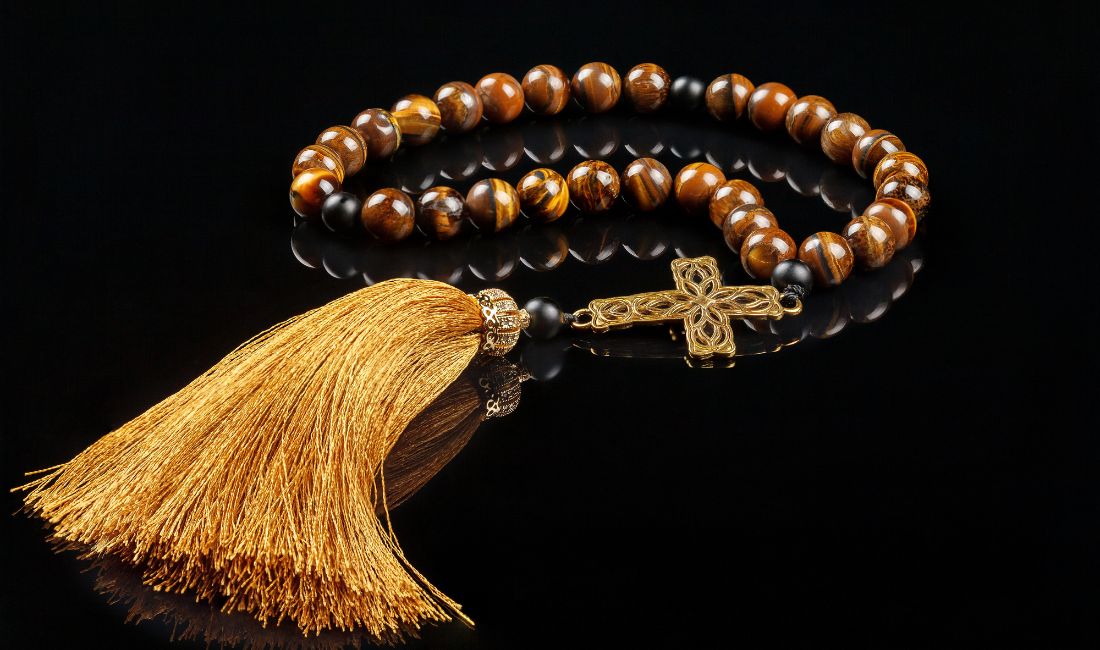 Découvrez quelles pierres naturelles porter pour se protéger des énergies négatives. Bijoux protecteurs tendance, vertus, anecdotes et conseils lithothérapie.