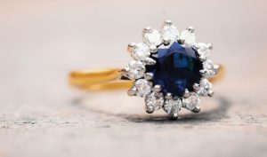 Bague saphir : signification et symbolique d’une pierre précieuse intemporelle