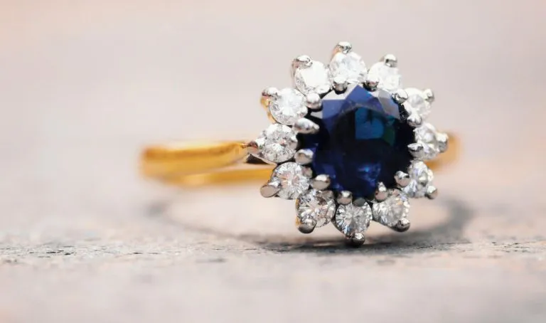 Bague saphir : signification et symbolique intemporelle