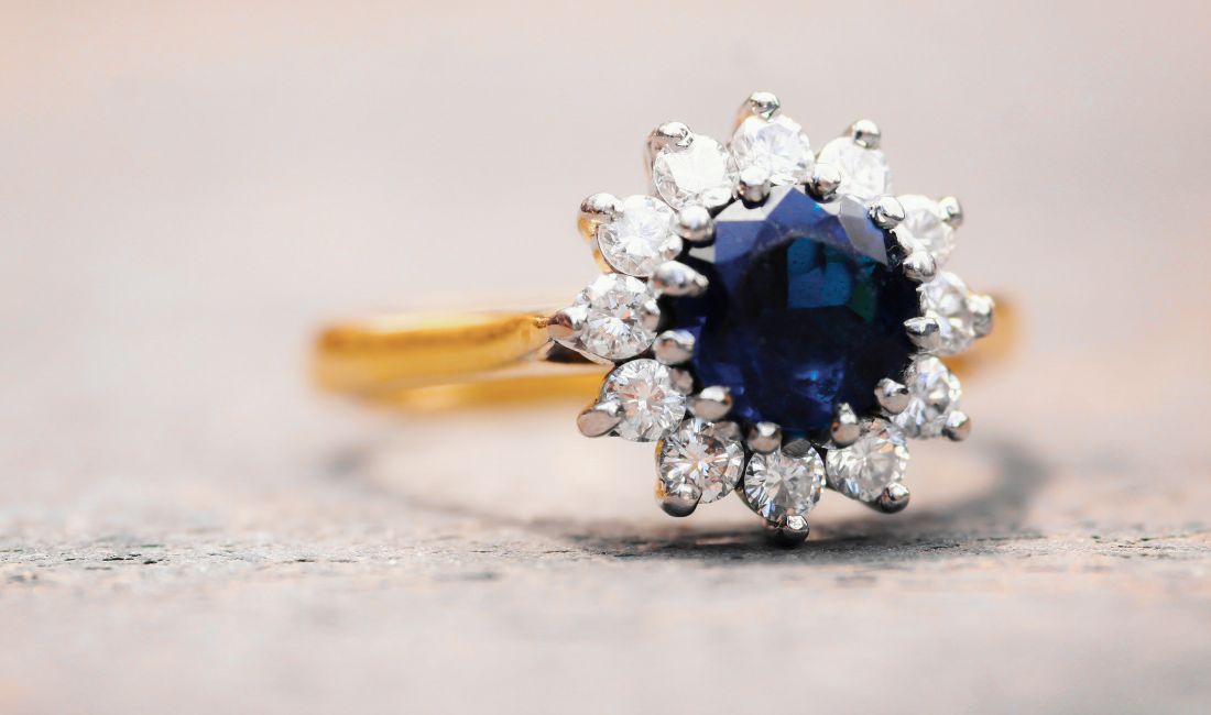 Bague saphir : signification et symbolique d’une pierre précieuse intemporelle