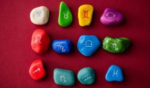 Quelles pierres de naissance porter selon votre signe du zodiaque ? Découvrez le guide complet pour choisir le bijou idéal qui allie style, énergie et astrologie.