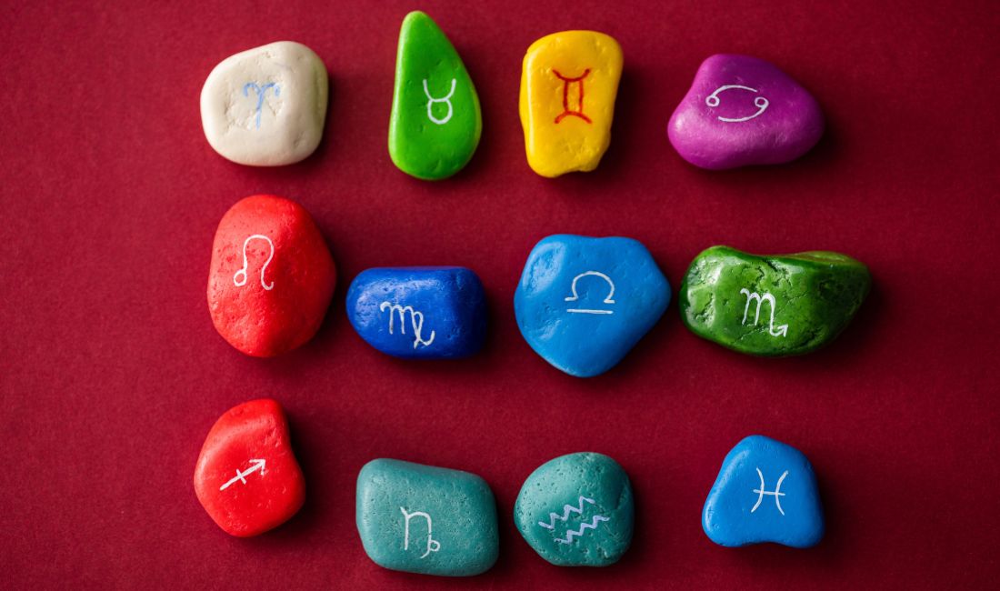 Quelles pierres de naissance porter selon votre signe du zodiaque ? Découvrez le guide complet pour choisir le bijou idéal qui allie style, énergie et astrologie.