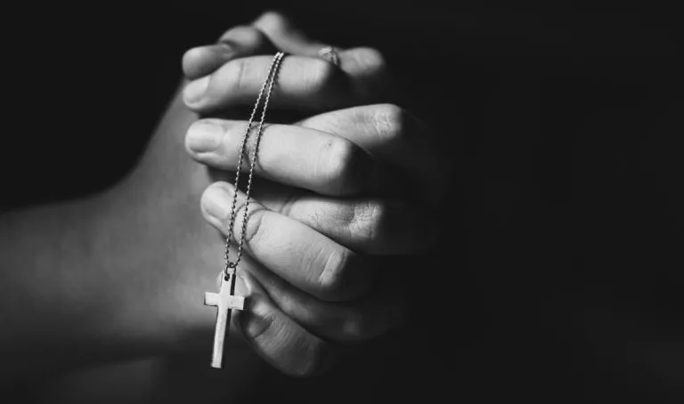 Pourquoi la croix de communion reste un cadeau de valeur sentimentale et spirituelle ?