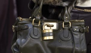 Symbole des années 2000, le sac Paddington de Chloé revient en force dans la collection automne-hiver 2025-2026. Décryptage d’un come-back mode culte. Chloé signe la renaissance d’une icône mode.
