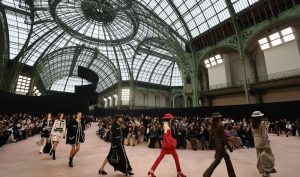 Du 29 septembre au 7 octobre 2025, la Fashion Week Femme Printemps/été 2026 dévoile les tendances à venir à Paris, entre tradition et innovation.