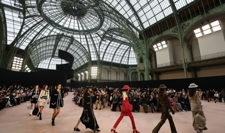 Du 29 septembre au 7 octobre 2025, la Fashion Week Femme Printemps/été 2026 dévoile les tendances à venir à Paris, entre tradition et innovation.