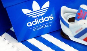 Adidas se rend dans une ville indigène mexicaine pour s’excuser de la conception de ses sandales « Oaxaca Slip-On » Une affaire qui relance le débat sur l’appropriation culturelle et le respect des savoir-faire indigènes dans la mode.