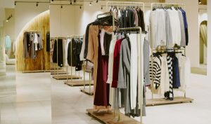 Temu s’impose en France dans le classement des vendeurs d’habillement en 2025. Découvrez son ascension fulgurante, les chiffres clés, et les enjeux réglementaires qui pourraient bouleverser son modèle.