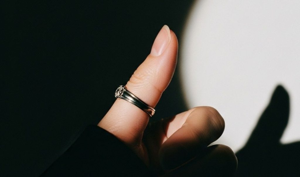 La bague de pouce, symbole de force, de détermination et d’indépendance, revient en force sur les mains des créateurs contemporains et des amateurs de bijoux audacieux. Entre héritage historique et affirmation personnelle, ce bijou se réinvente pour marquer les esprits.