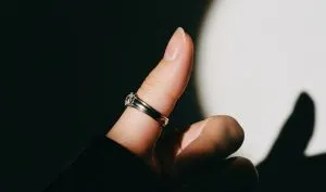 Bague de pouce : le bijou de l’indépendance et de la force