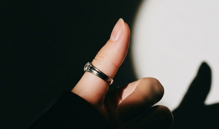 La bague de pouce, symbole de force, de détermination et d’indépendance, revient en force sur les mains des créateurs contemporains et des amateurs de bijoux audacieux. Entre héritage historique et affirmation personnelle, ce bijou se réinvente pour marquer les esprits.