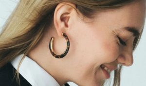 Agatha Paris dévoile les best-sellers Été Signature 2025 : des bijoux dorés lumineux et faciles à porter. Découvrez notre sélection coup de cœur entre colliers, joncs, bagues et piercings tendance.