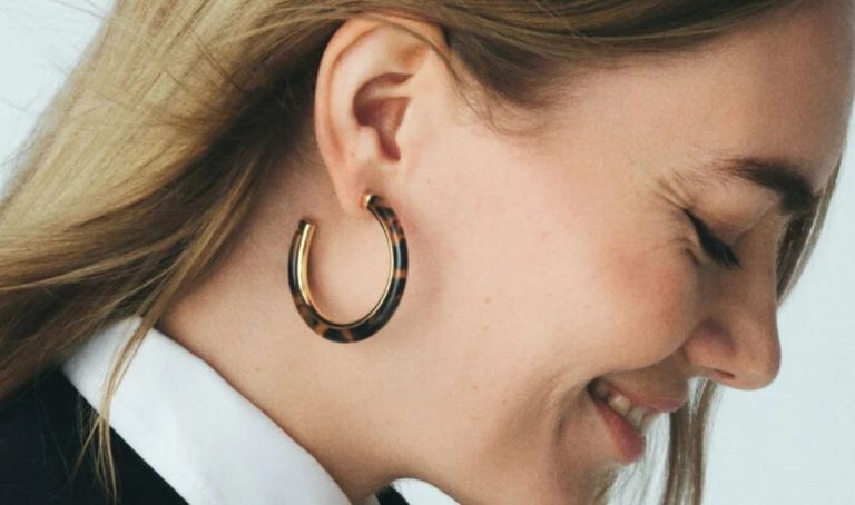 Agatha Paris dévoile les best-sellers Été Signature 2025 : des bijoux dorés lumineux et faciles à porter. Découvrez notre sélection coup de cœur entre colliers, joncs, bagues et piercings tendance.