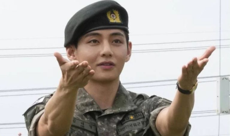 Après son retour du service militaire, V de BTS provoque une vague de sold out : montre Cartier, livre, chaise et porte-clés s’arrachent en ligne. Retour sur un phénomène démesuré.