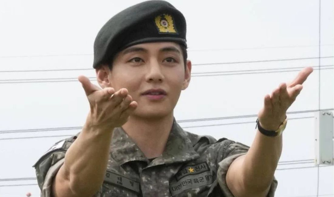 Après son retour du service militaire, V de BTS provoque une vague de sold out : montre Cartier, livre, chaise et porte-clés s’arrachent en ligne. Retour sur un phénomène démesuré.