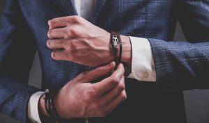 Bracelets en perles, colliers en argent, bagues chevalières… Découvrez les bijoux homme à adopter cet été et comment les porter avec style.