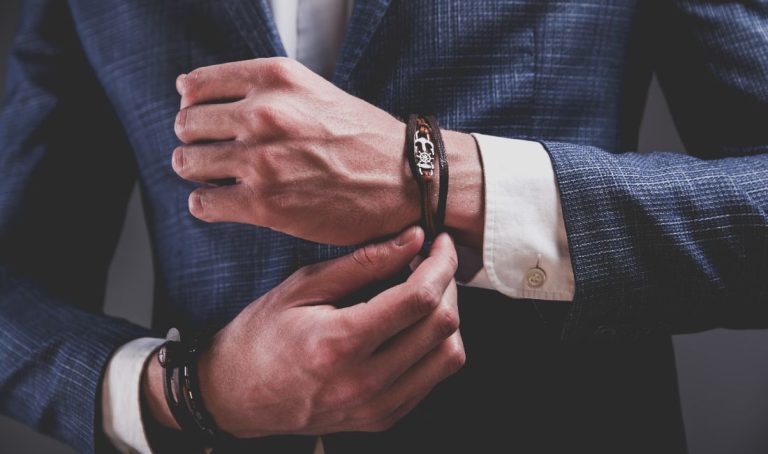 Bracelets en perles, colliers en argent, bagues chevalières… Découvrez les bijoux homme à adopter cet été et comment les porter avec style.