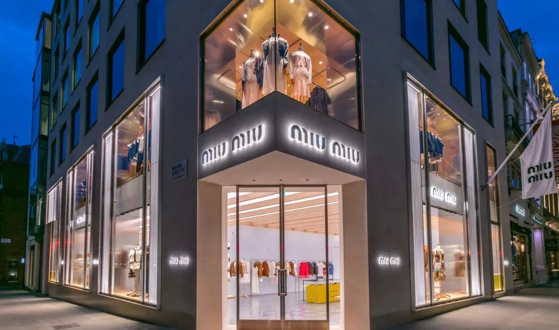 Miu Miu transforme son flagship londonien en un écrin audacieux où design, durabilité et culture se rencontrent pour une expérience luxe unique.