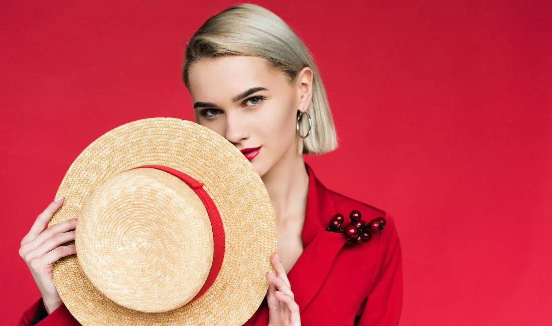Cherry, Twistie et Désirée : trois broches chic et tendance en 2025 pour illuminer vos tenues que Orzyla vous à choisi, du bijou fruité au cœur doré intemporel.