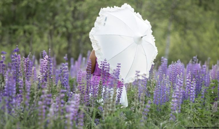 Un accessoire chic et utile, l’ombrelle revient sur le devant de la scène en 2025. Découvrez son histoire, son rôle face aux canicules et comment l’adopter avec style.