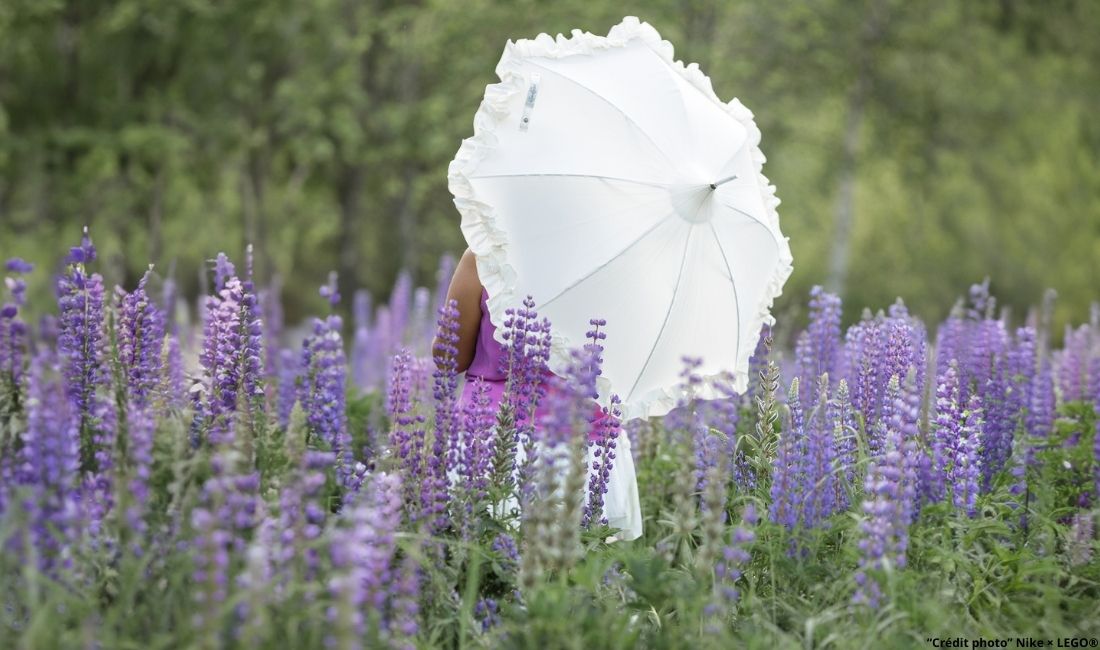 Un accessoire chic et utile, l’ombrelle revient sur le devant de la scène en 2025. Découvrez son histoire, son rôle face aux canicules et comment l’adopter avec style.
