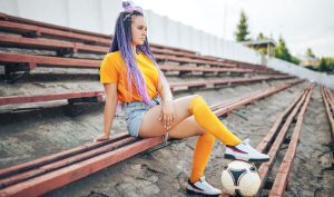 « Adidas aux pieds, maillot rétro sur le dos : le Blokecore fait du style foot l’uniforme tendance de 2025. »
