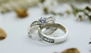 Découvrez comment nettoyer votre bague en diamant sans l’endommager : méthodes maison, astuces naturelles, tableau pratique, conseils d’experts et erreurs à éviter pour préserver l’éclat de votre bijou précieux.
