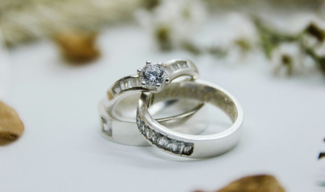 Découvrez comment nettoyer votre bague en diamant sans l’endommager : méthodes maison, astuces naturelles, tableau pratique, conseils d’experts et erreurs à éviter pour préserver l’éclat de votre bijou précieux.