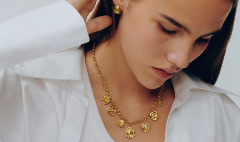 Agatha Paris dévoile sa nouvelle collection femme « Atelier Parisien « pour la rentrée 2025. Les colliers, bracelets et leur médaillons best-seller 100% fabriqué à Paris fabriqués à Paris.