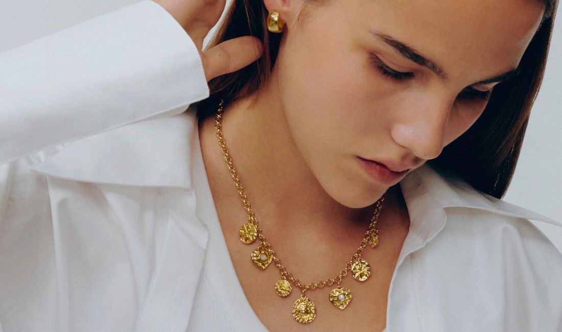 Agatha Paris dévoile sa nouvelle collection femme « Atelier Parisien « pour la rentrée 2025. Les colliers, bracelets et leur médaillons best-seller 100% fabriqué à Paris fabriqués à Paris.