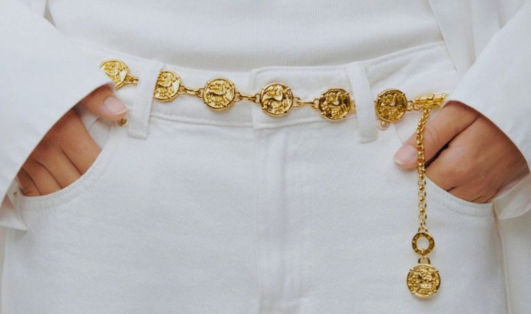 Agatha Paris dévoile son best-seller de la rentrée 2025 : le collier-ceinture convertible “Pont des Arts”. Bijou 2-en-1, sautoir ou ceinture doré, 100 % fabriqué à Paris, issu de la collection Atelier Parisien.