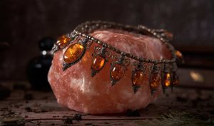 Découvrez la tendance bijoux hybrides 2025 : l’alliance subtile des pierres fines et du métal doré ou argenté. Un style moderne, élégant et symbolique qui réinvente la joaillerie fantaisie.