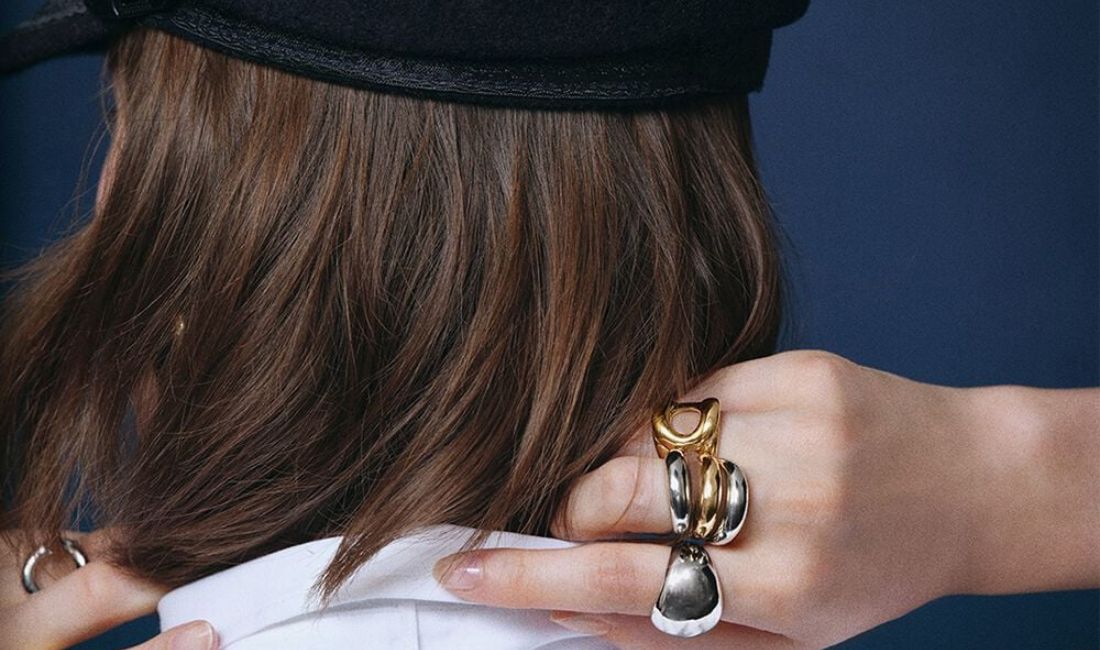 Découvrez la tendance des bagues XXL femme et homme 2025 : des pièces audacieuses qui allient style affirmé, empowerment et influence des années 70/80. Conseils, créateurs et sélection produits inclus.