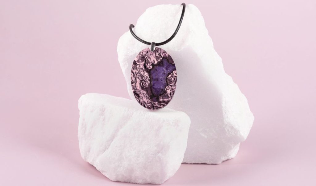 Le collier en cordon s’impose comme la tendance bijoux 2025/2026 après la Fashion Week de New York. Découvrez son histoire, ses créateurs et nos conseils de style.