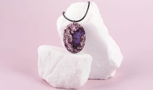 Le collier en cordon s’impose comme la tendance bijoux 2025/2026 après la Fashion Week de New York. Découvrez son histoire, ses créateurs et nos conseils de style.