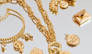 Découvrez ce qu’est un charm, son histoire, ses significations et les tendances 2025. Un bijou unique pour personnaliser vos bracelets et colliers.