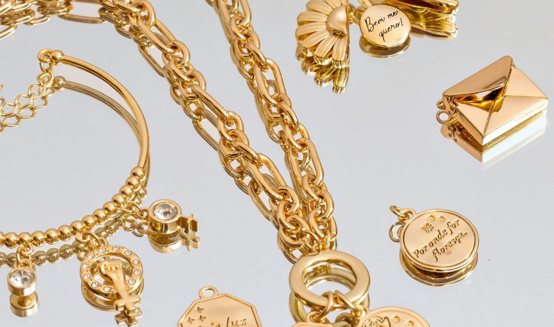 Découvrez ce qu’est un charm, son histoire, ses significations et les tendances 2025. Un bijou unique pour personnaliser vos bracelets et colliers.