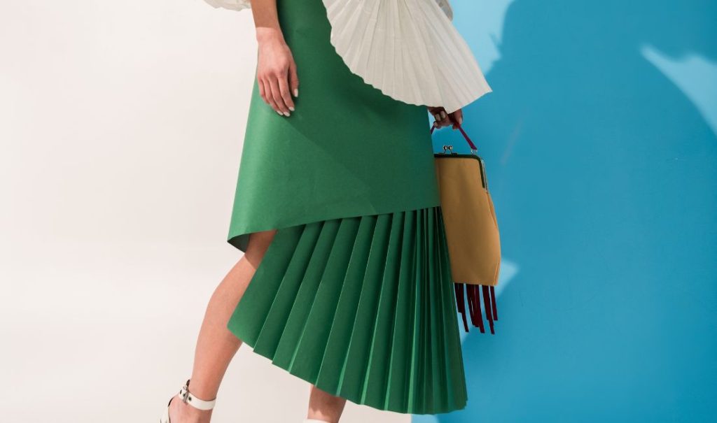 Découvrez la jupe portefeuille (wrap skirt) : origines, styles, morphologies, looks et tendances Y2K. Orzyla vous propose lle guide ultime pour bien la choisir, la porter et l’entretenir.