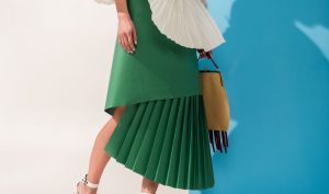 Découvrez la jupe portefeuille (wrap skirt) : origines, styles, morphologies, looks et tendances Y2K. Orzyla vous propose lle guide ultime pour bien la choisir, la porter et l’entretenir.