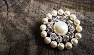 Découvrez les broches bien-être : bijoux subtils intégrant pierres semi-précieuses ou diffuseurs naturels pour allier style, sérénité et innovation.