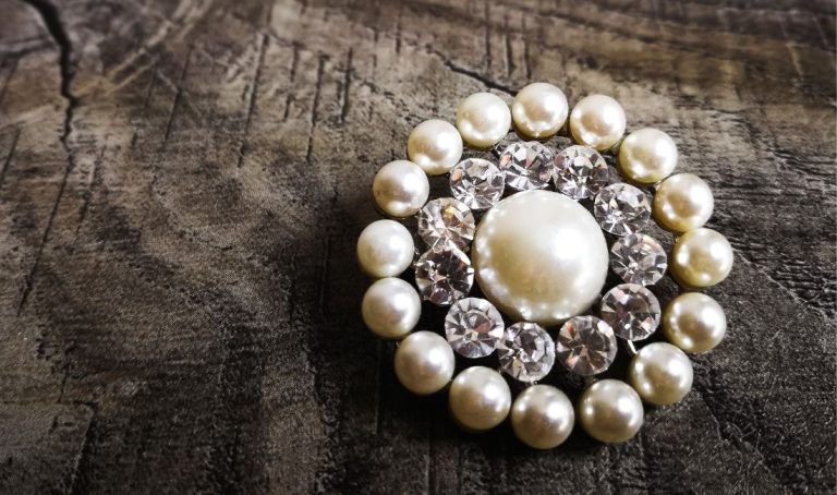 Découvrez les broches bien-être : bijoux subtils intégrant pierres semi-précieuses ou diffuseurs naturels pour allier style, sérénité et innovation.