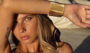 Zoom sur la tendance Automne-Hiver 2025 : les bijoux kitsch et exubérants s’imposent avec broches ludiques, perles revisitées et manchettes spectaculaires.
