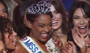 De 1920 à Miss France 2026, plongez dans plus d’un siècle de robes, diadèmes et tendances qui révèlent l’évolution de la mode et de la féminité en France. Miss France 2026 s’annonce spectaculaire !