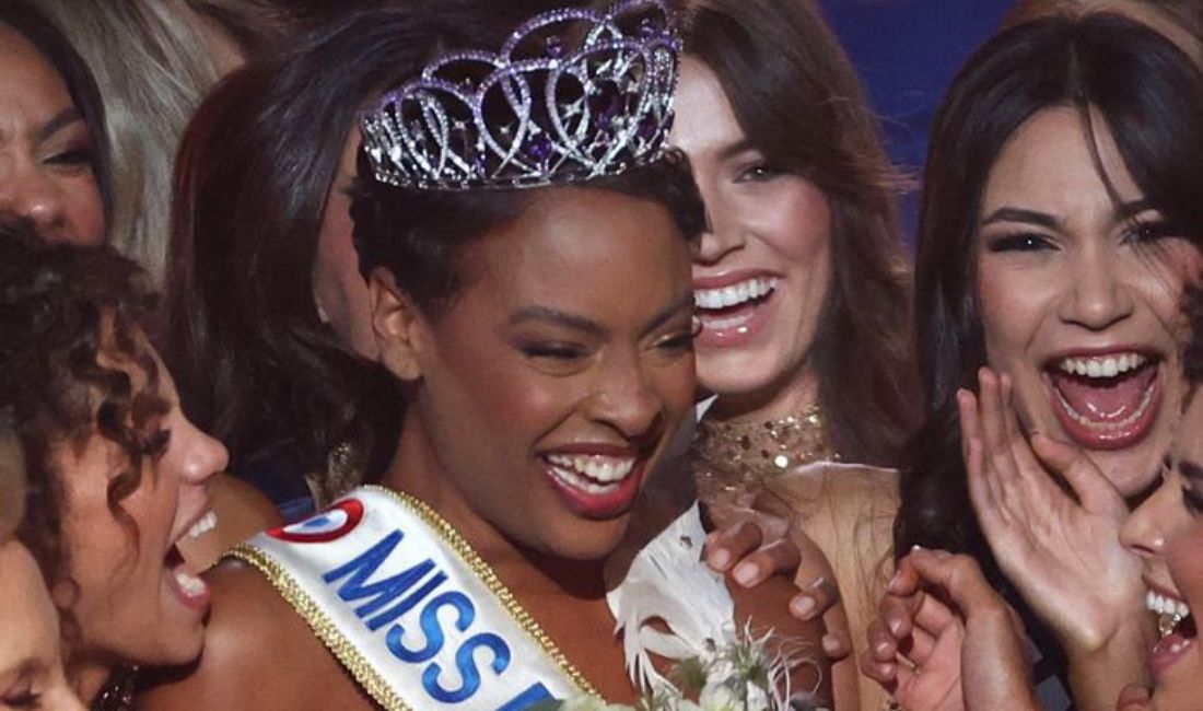 De 1920 à Miss France 2026, plongez dans plus d’un siècle de robes, diadèmes et tendances qui révèlent l’évolution de la mode et de la féminité en France. Miss France 2026 s’annonce spectaculaire !