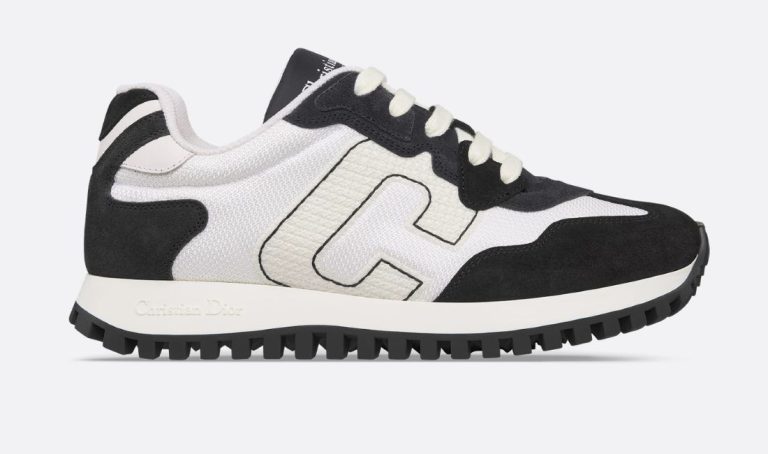 Découvrons la sneaker C’est Dior femme, un modèle de luxe alliant résille blanche, cuir noir et veau velours. Symbole du sportswear chic moderne, elle reflète l’élégance parisienne et le confort italien.
