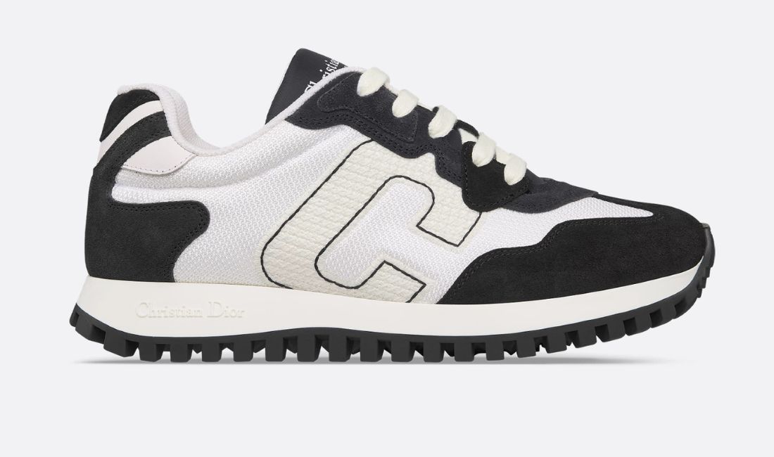 Découvrons la sneaker C’est Dior femme, un modèle de luxe alliant résille blanche, cuir noir et veau velours. Symbole du sportswear chic moderne, elle reflète l’élégance parisienne et le confort italien.