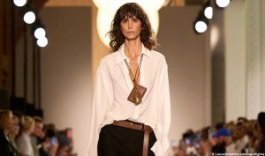 Découvrez les tendances phares de la Fashion Week New York Printemps-Été 2026 : denim audacieux, tailles affirmées et silhouettes allongées.