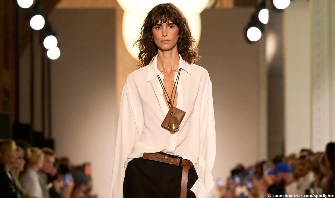 « La Fashion Week new-yorkaise n’a pas bouleversé les codes, elle les a polis : un denim transformé, des tailles structurées et des silhouettes allongées. »