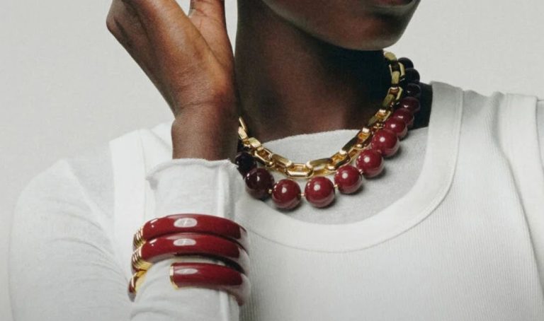 Découvrez BACKSTAGE, la nouvelle collection Agatha automne 2025 : bijoux inspirés des coulisses et tote‑bag offert.