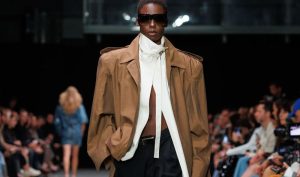 À Paris, Stella McCartney présente une collection féminine et masculine Printemps-Été 2026 alliant durabilité et glamour : plumes végétales, tissus innovants et silhouettes modernes.